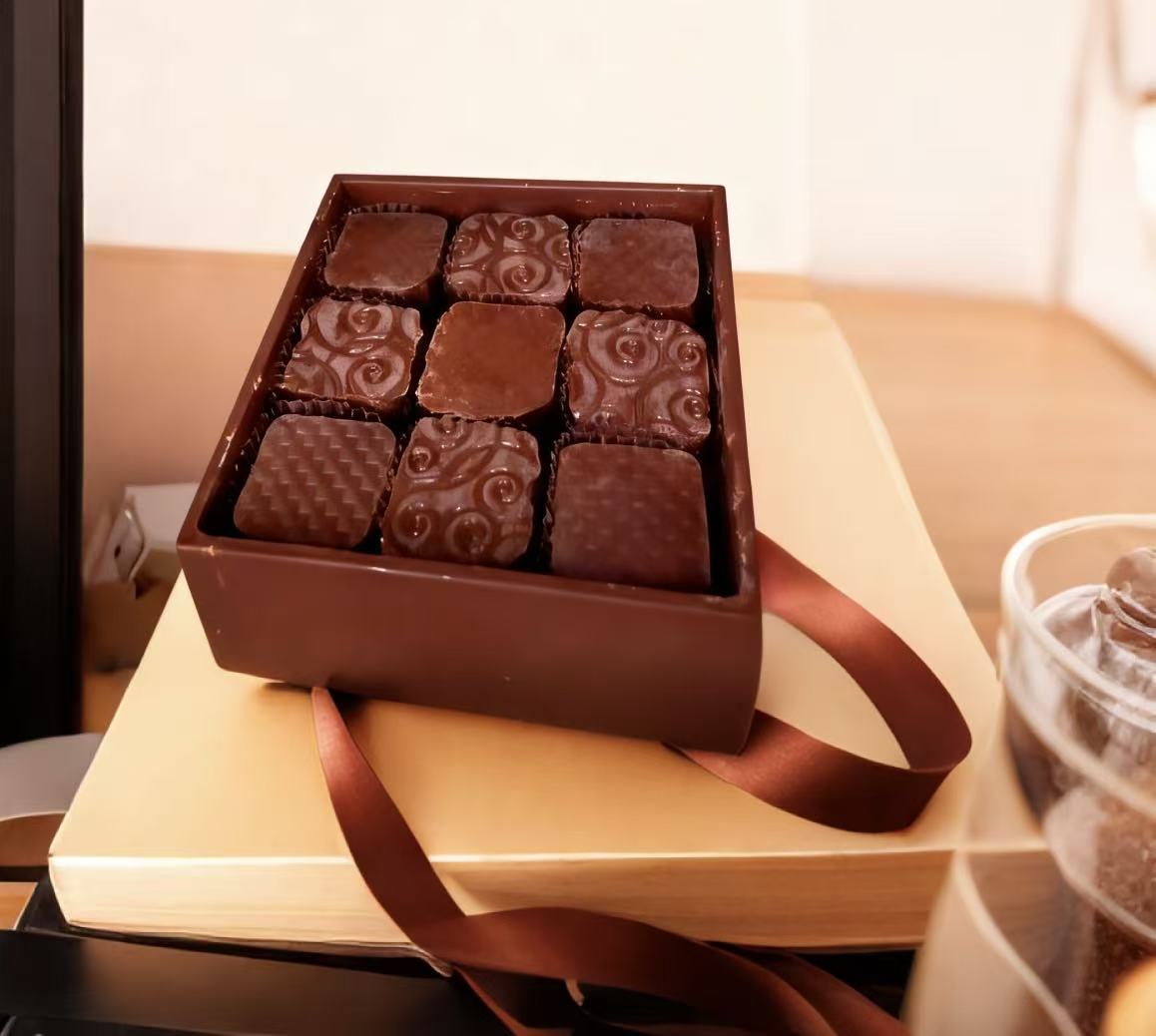 Floral Cocoa Caramel Gift Set | Edible Chocolate Box + 9 Chocolate-Flavored Caramels – Double Richnes